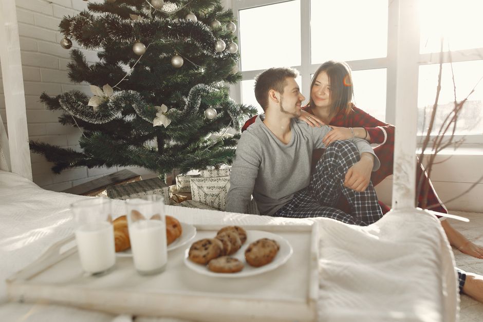 What are some no spend New Year’s Eve ideas for couples?